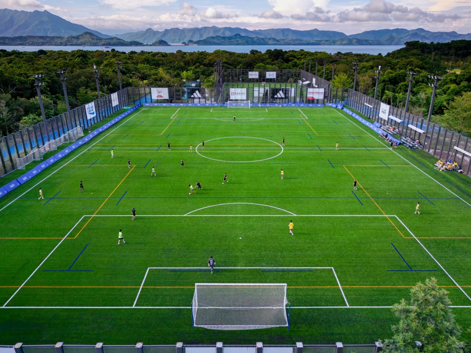 东契奇19分＆詹姆斯10分，湖人半场落后7分